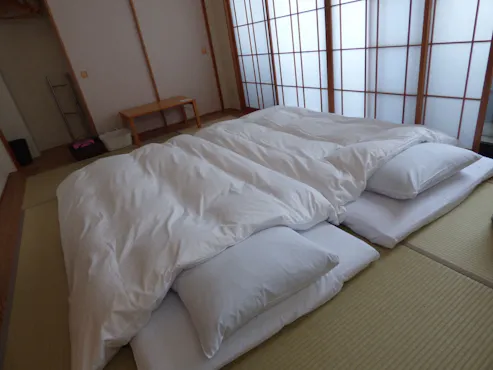 ห้องพักที่เต็มไปด้วยแสงแดดยามเช้า ภูเขาไดมอนจิอยู่ตรงหน้า