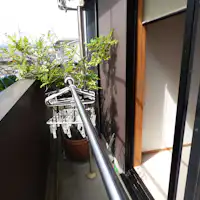 ระเบียงของทุกห้องพักมีราวตากผ้า