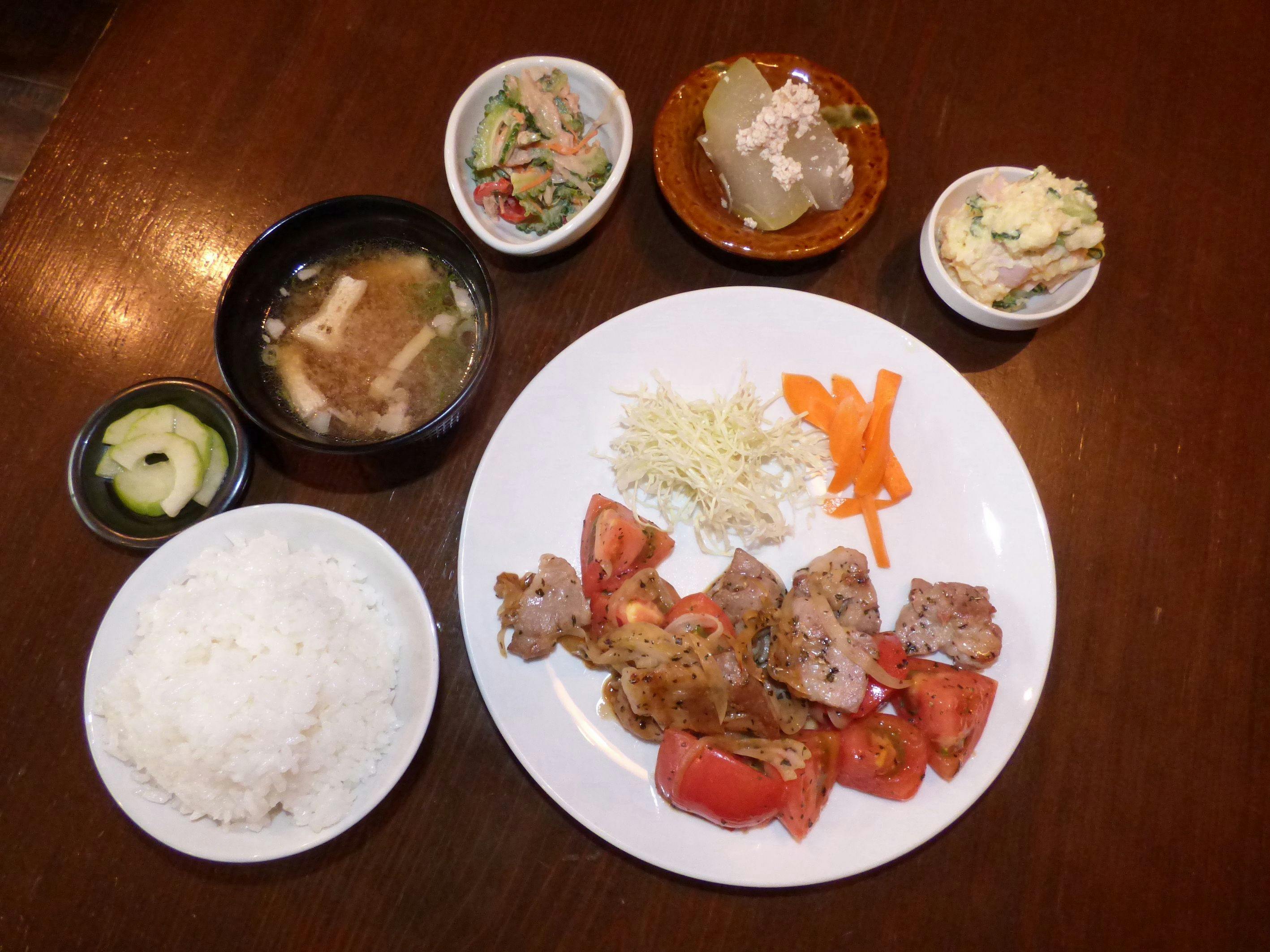 เมนูอาหารชุดประจำวัน ผักถ้วยเล็กเป็นที่นิยม