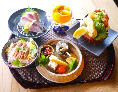 仕出し弁当の料理です。