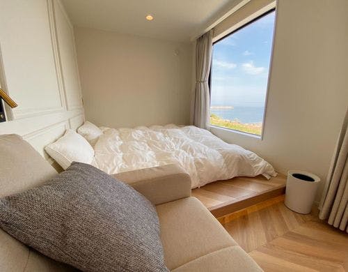 シングルベッド2台とソファベッド完備