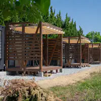 ลักษณะภายนอกในตอนกลางวัน