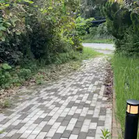 ทางไปยังอาคารห้องอาบน้ำและห้องน้ำ