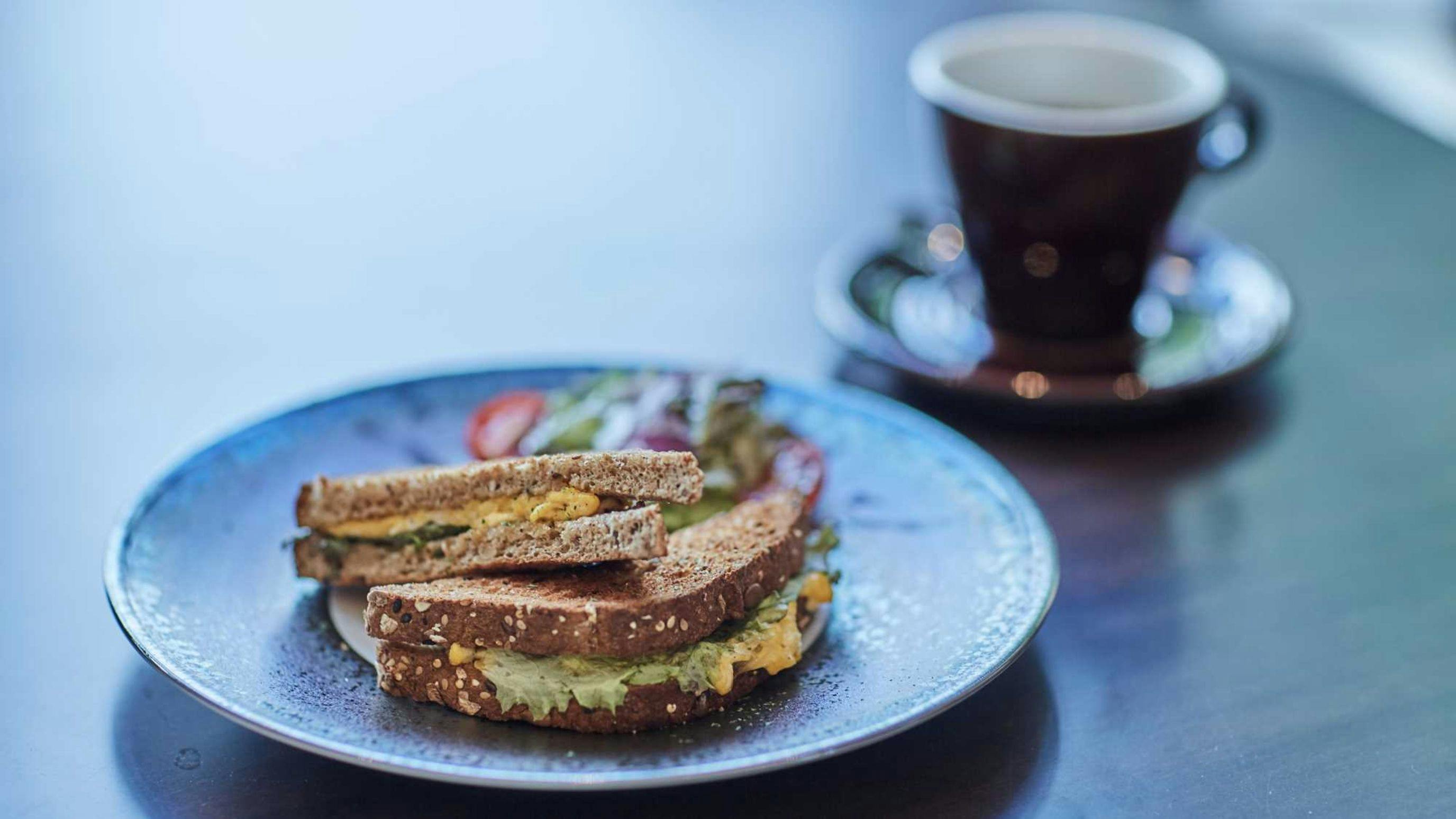 แซนด์วิชไข่ไก่เลี้ยงปล่อย