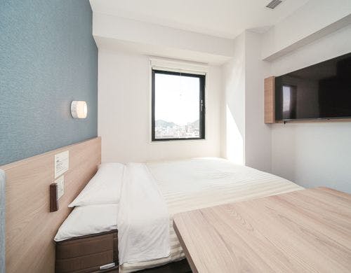 ワイドなデスクとベンチシートでゆったりと