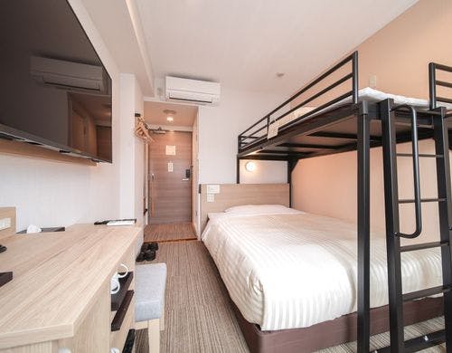 ダブルベッドとロフトベッド付