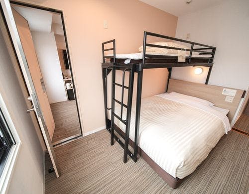 ベッドとユニットバスは各部屋１つずつ♪