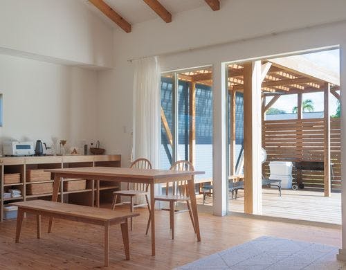 リビング前のウッドデッキ