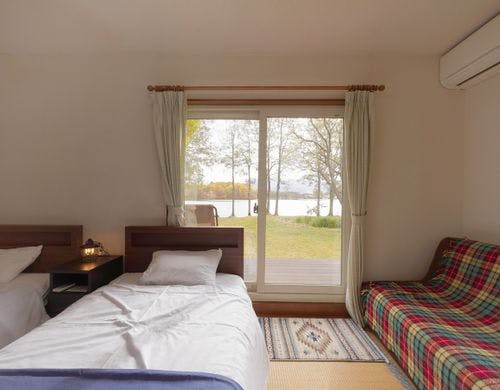 【ロッジ】ツイン(一例)。ウッドデッキあり