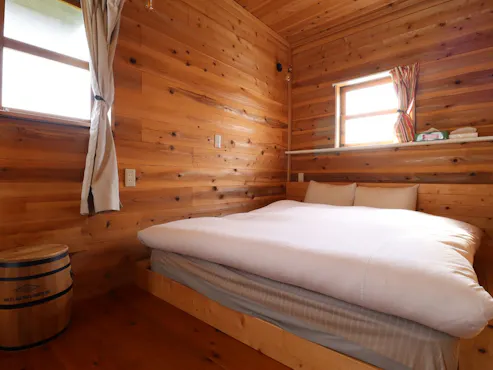 우드 톤의 아늑한 객실