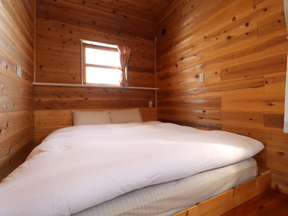 넓은 침대에서 편안한 숙면