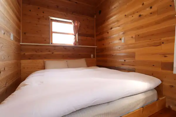 넓은 침대에서 편안한 숙면