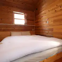 넓은 침대에서 편안한 숙면