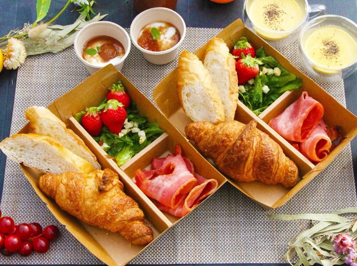 Sarapan bergaya kotak dengan warna-warni yang indah