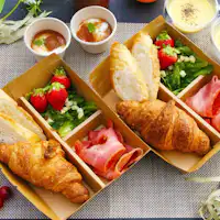 Sarapan bergaya kotak dengan warna-warni yang indah