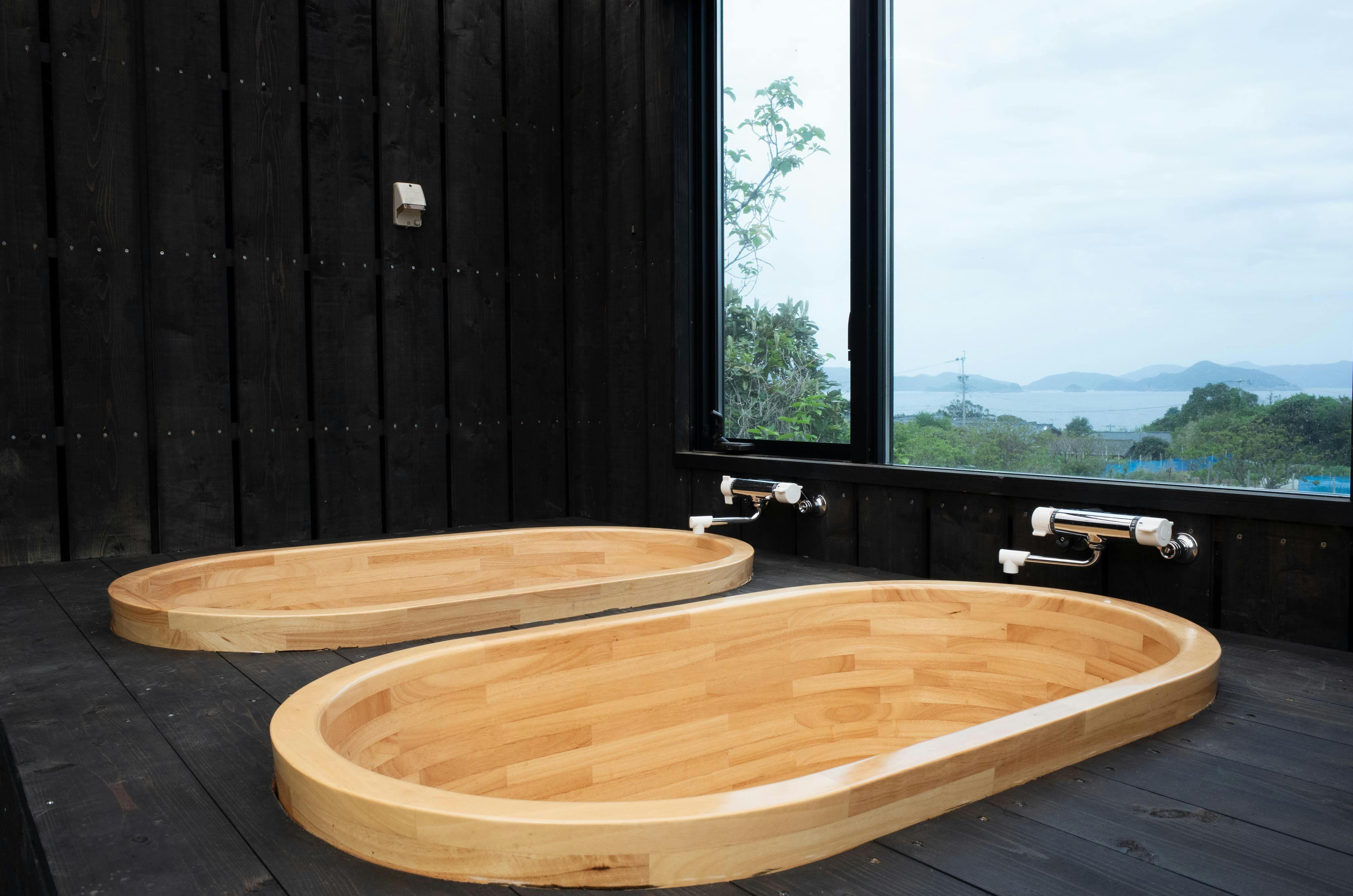 อ่างอาบน้ำกลางแจ้งพร้อมวิวทะเลและอ่างน้ำเย็นสำหรับซาวน่า