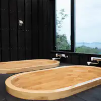 อ่างอาบน้ำกลางแจ้งพร้อมวิวทะเลและอ่างน้ำเย็นสำหรับซาวน่า