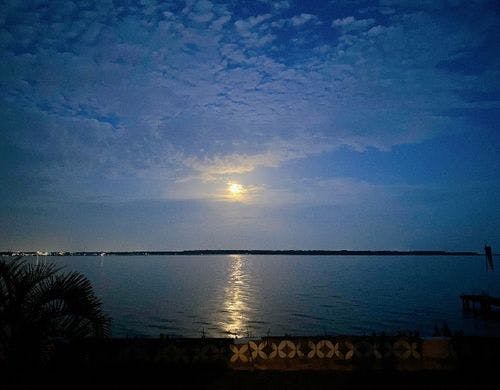 庭から夜の浜名湖