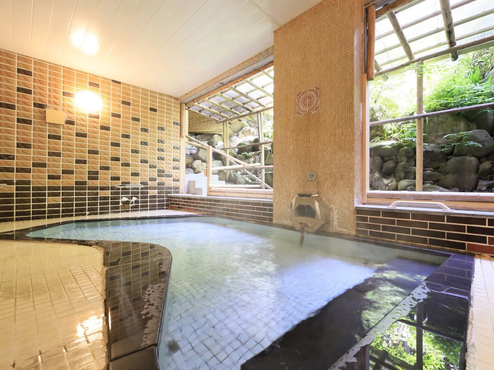 ห้องอาบน้ำรวมขนาดใหญ่ “บ่อน้ำร้อนสีทอง”