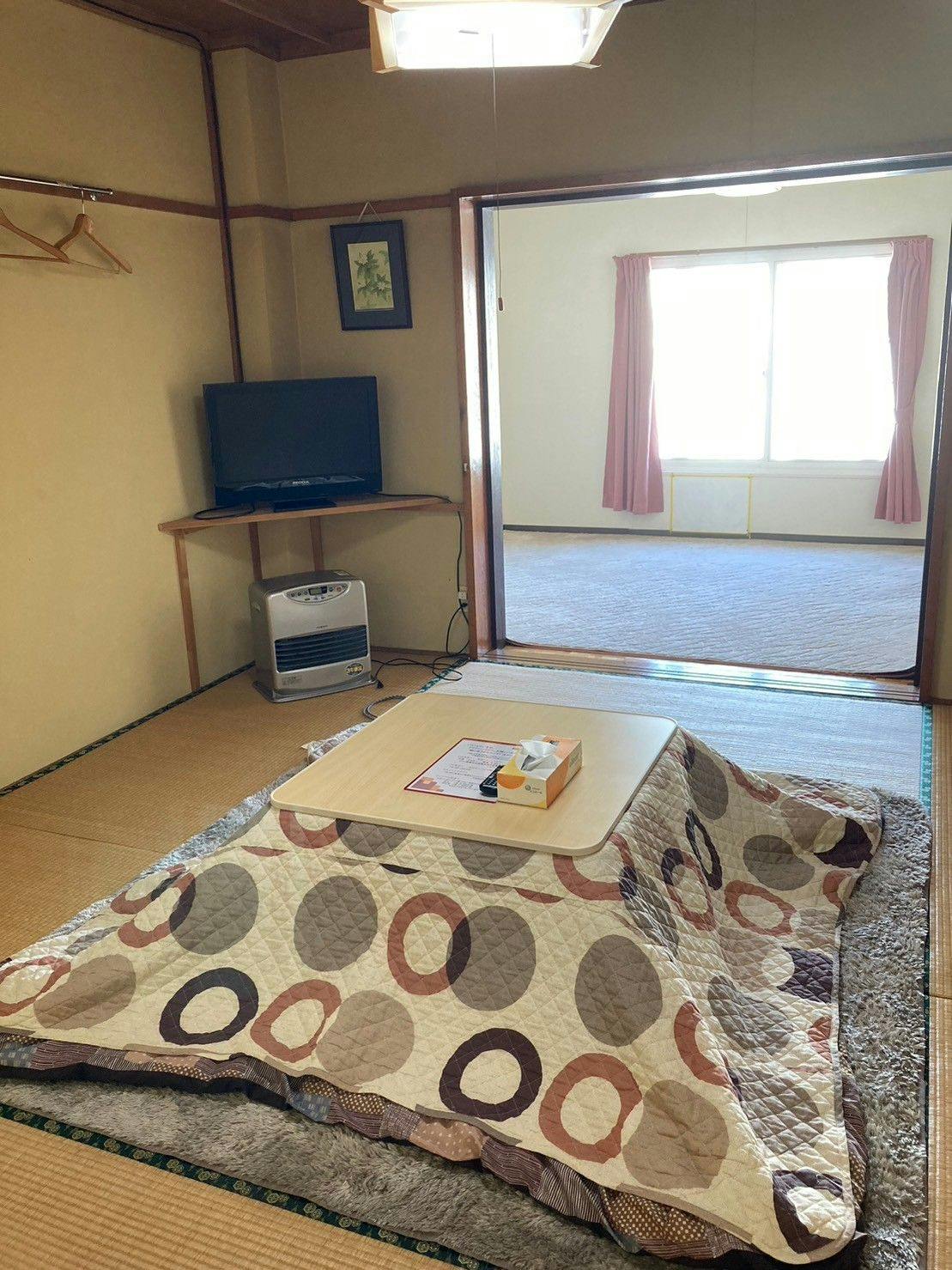 นี่คือห้องพักสองห้องที่มองเห็นลานสกี