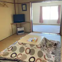 นี่คือห้องพักสองห้องที่มองเห็นลานสกี