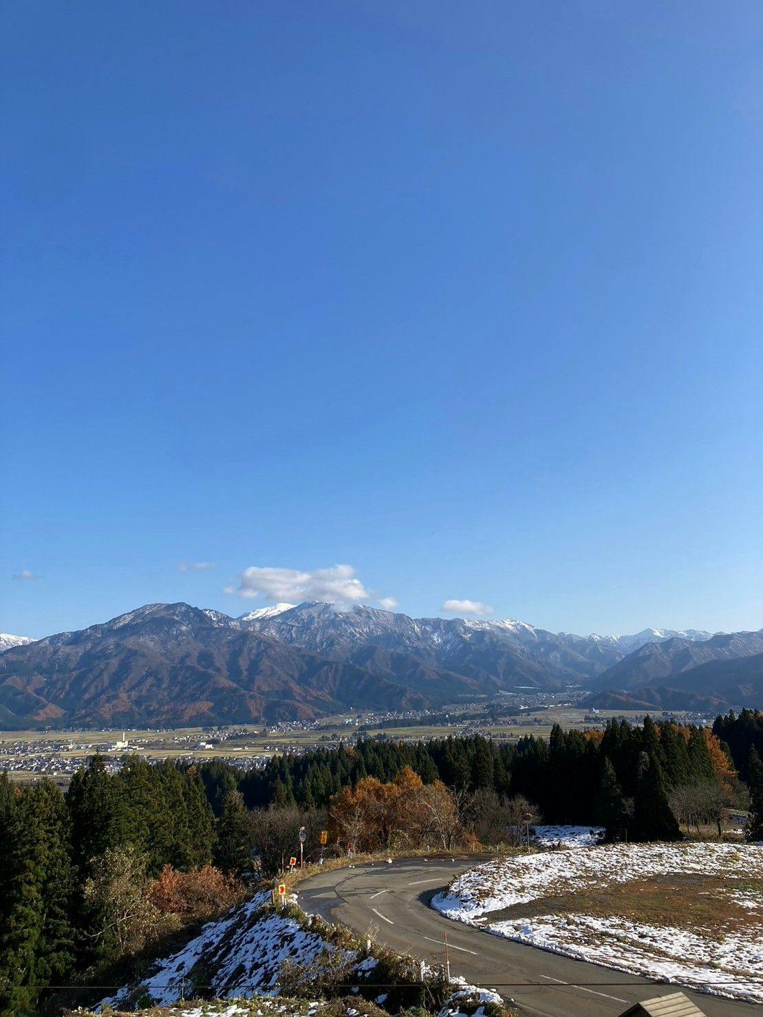 จากห้องพักฝั่งที่จอดรถ คุณสามารถมองเห็นวิวของเมืองได้