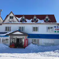 นี่คือภาพภายนอกของสิ่งอำนวยความสะดวกที่มองจากด้านลานสกี