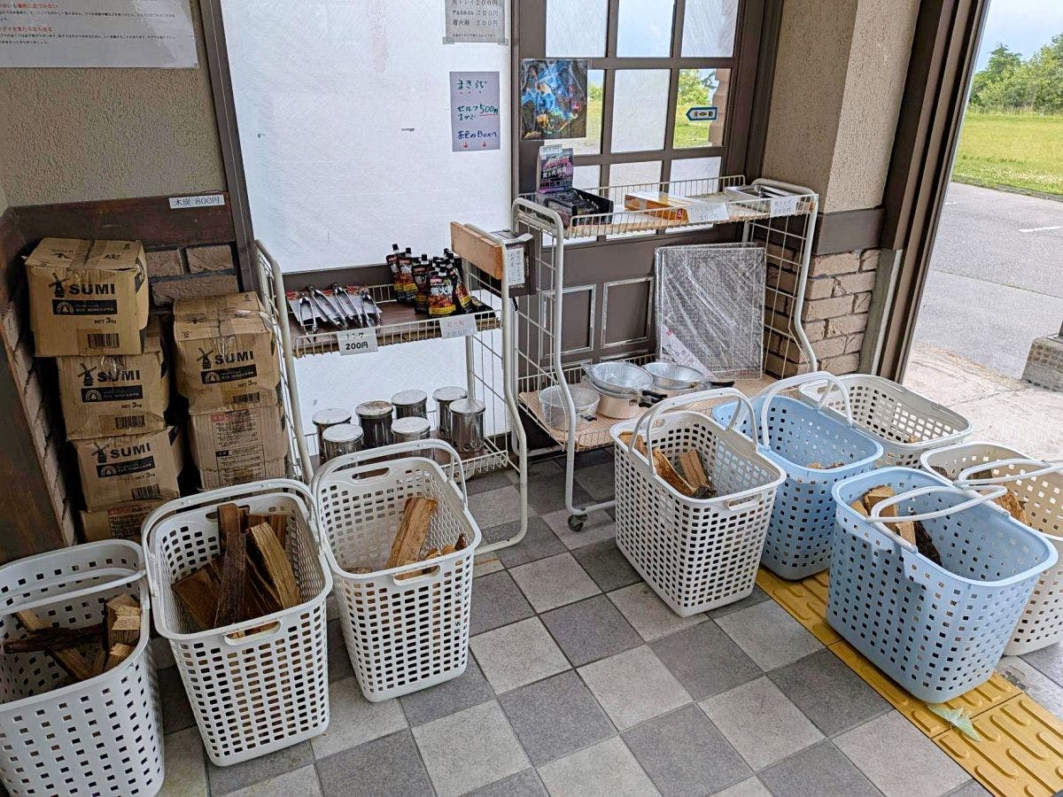 *Kayu bakar, arang, dan peralatan memasak yang tersedia untuk digunakan saat berkemah