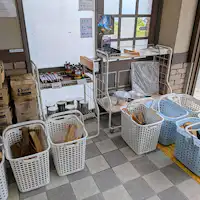 *Kayu bakar, arang, dan peralatan memasak yang tersedia untuk digunakan saat berkemah