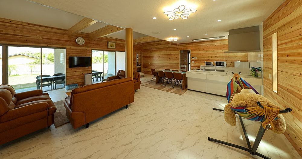 ห้องนั่งเล่นที่เปิดโล่งและกว้างขวาง