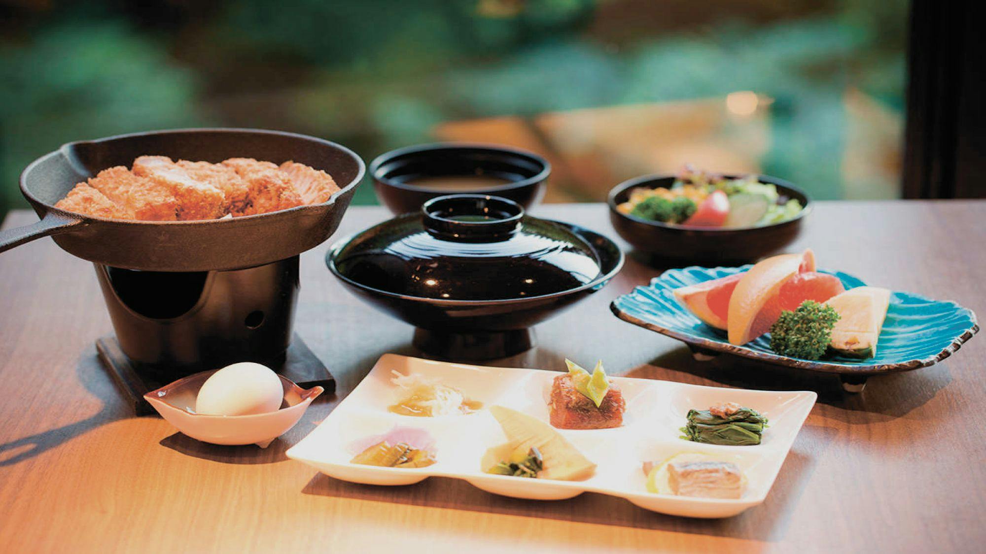 ชุดข้าวหน้าหมูทอดซอสไอซุ