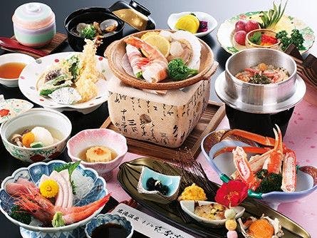 ชุดอาหารทะเลย่างบนแผ่นเซรามิก (ภาพ)