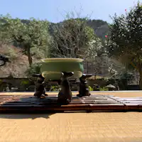 Menikmati alam semula jadi di serambi.