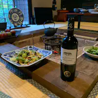 Makan di perapian tradisional