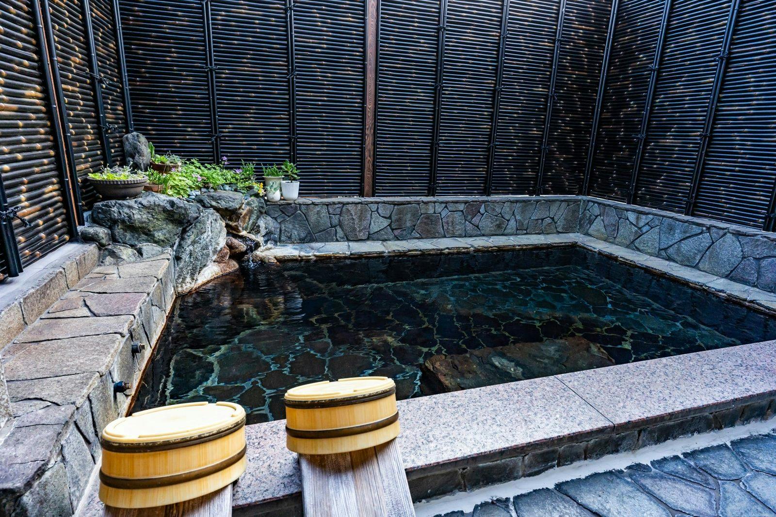 บ่อน้ำร้อนกลางแจ้ง (ชาย)