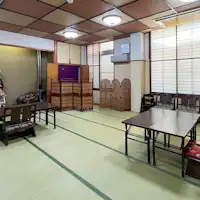 ภายในอาคาร: ห้องอาหารแบบที่นั่งเก้าอี้.