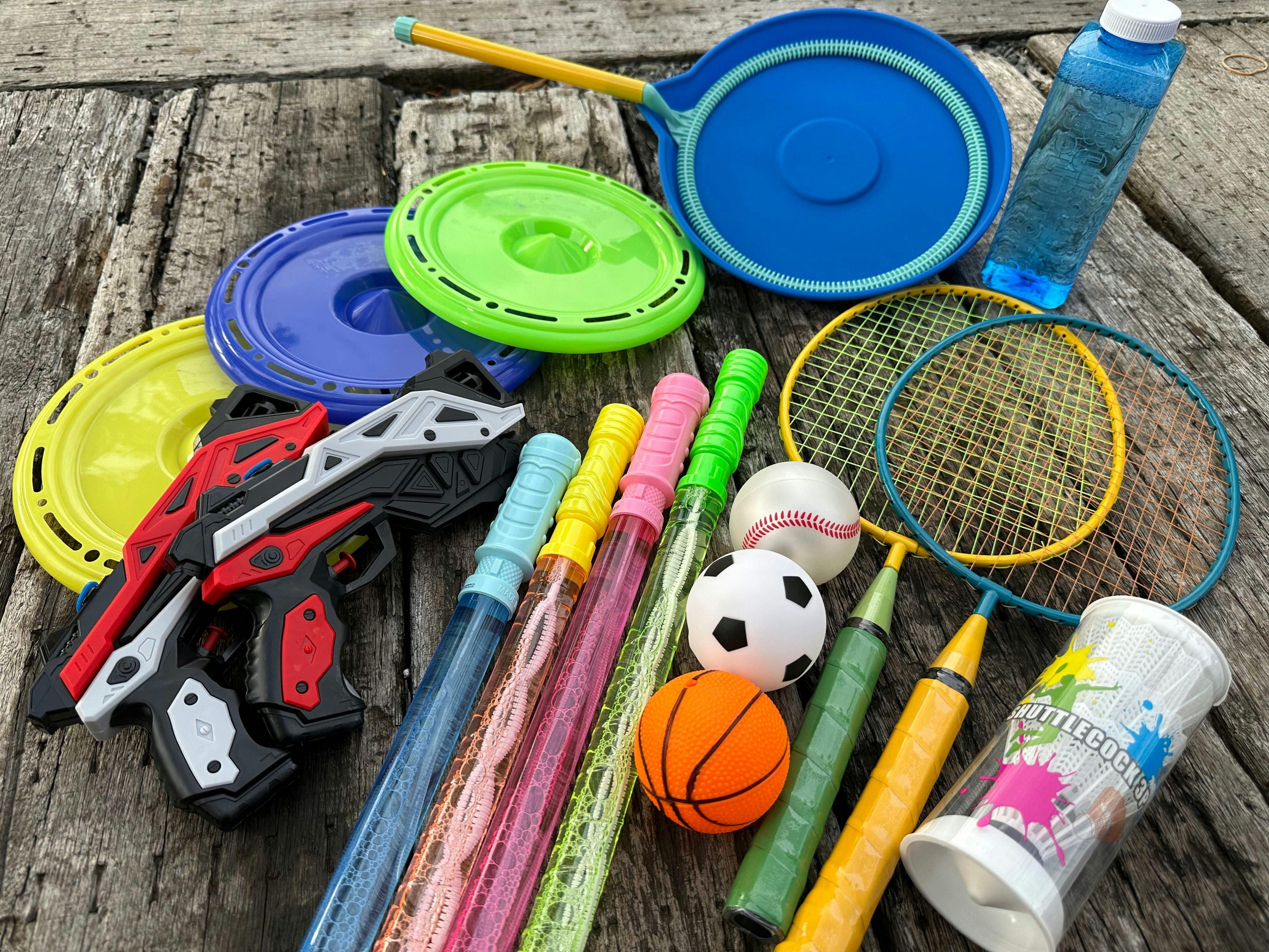 Perlengkapan bermain luar ruangan untuk anak-anak.