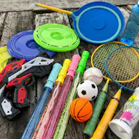 Perlengkapan bermain luar ruangan untuk anak-anak.