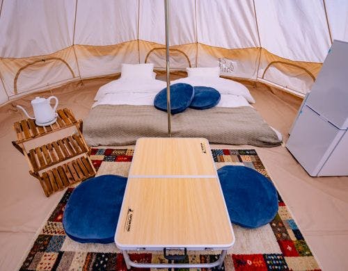 テント内は冷蔵庫や空調設備もございます。