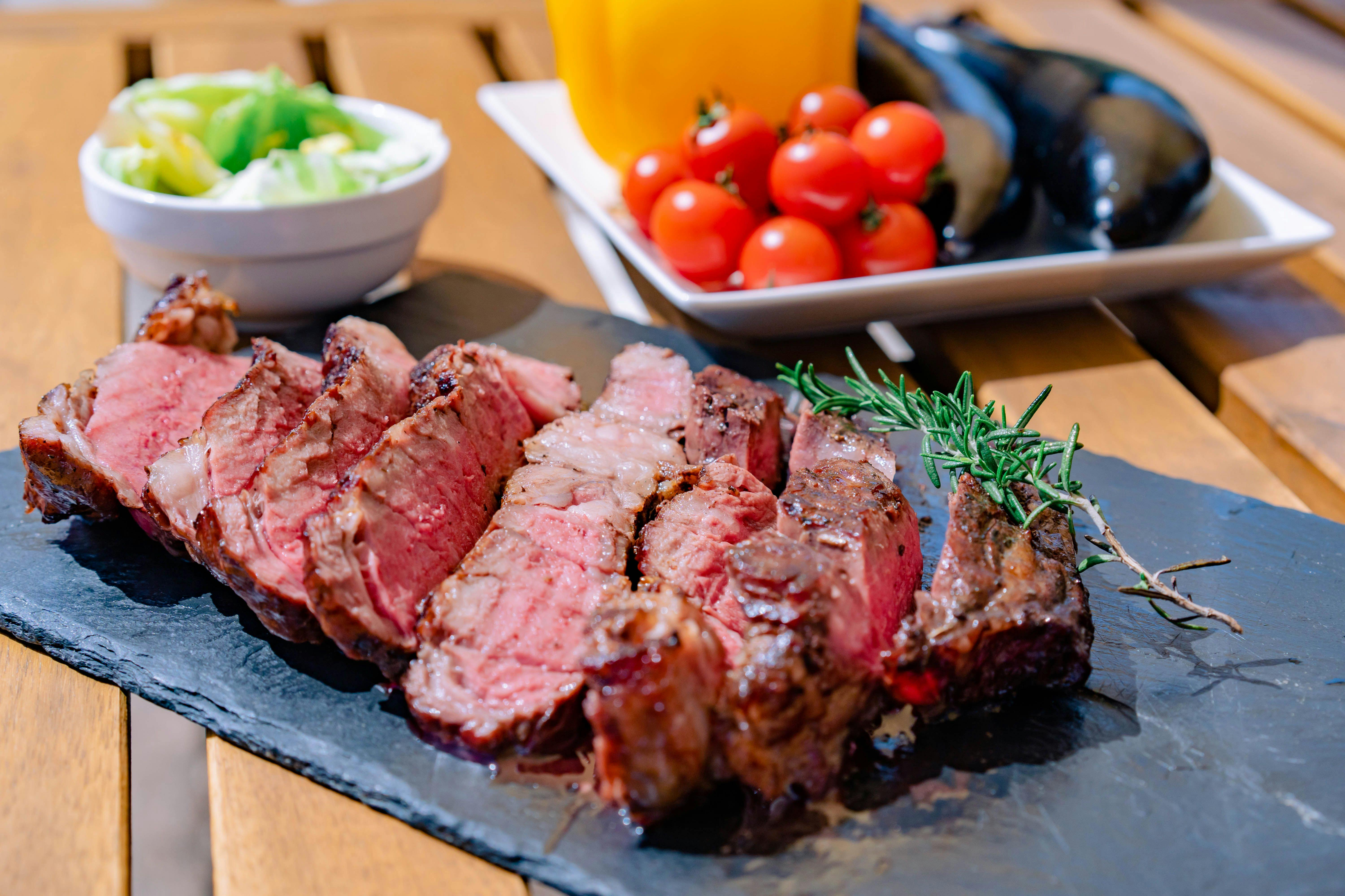 Steak satu pon yang tebal.