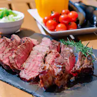 Steak satu pon yang tebal.