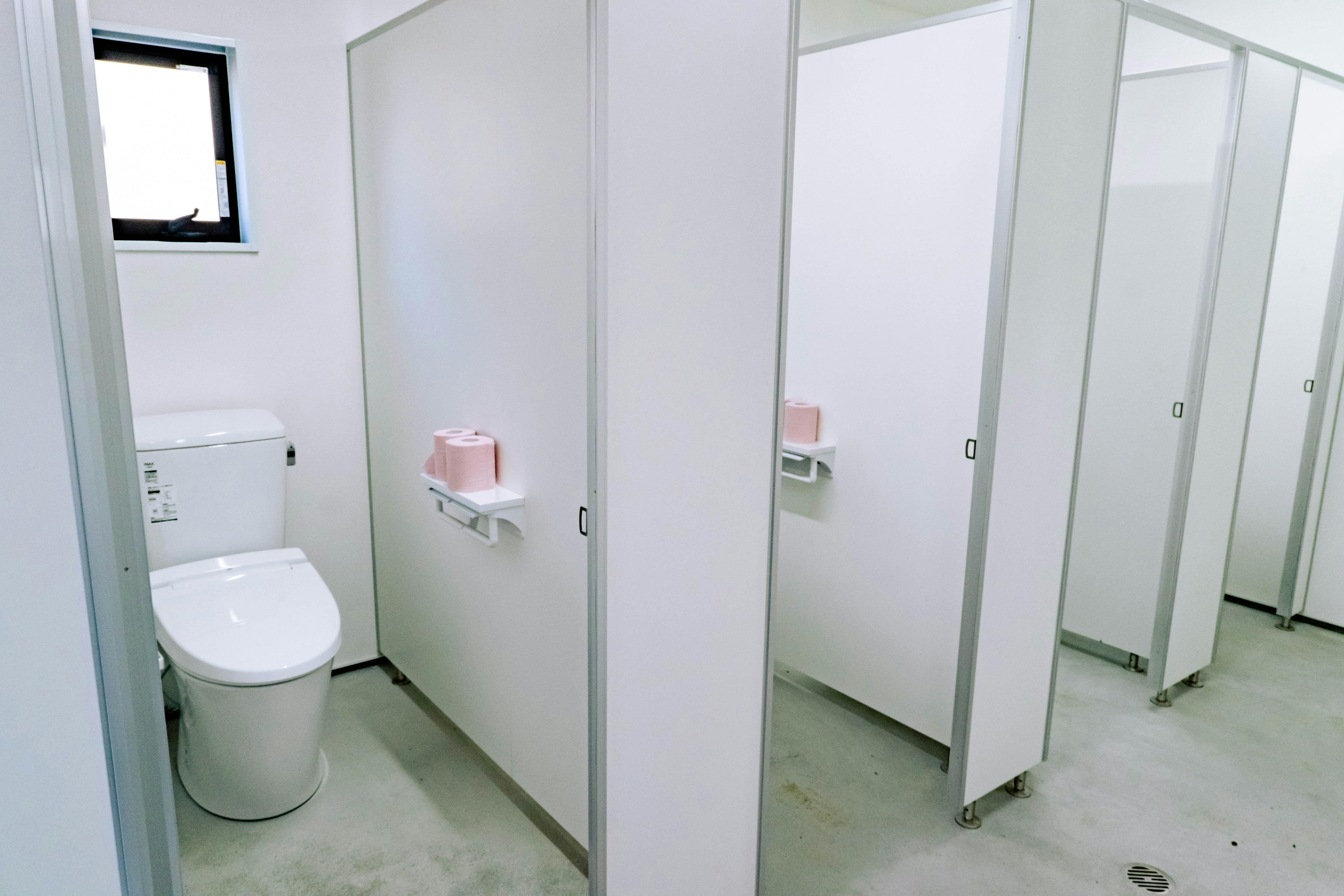 Terdapat total 2 toilet yang dapat digunakan selama 24 jam.