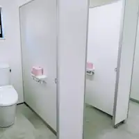 Terdapat total 2 toilet yang dapat digunakan selama 24 jam.