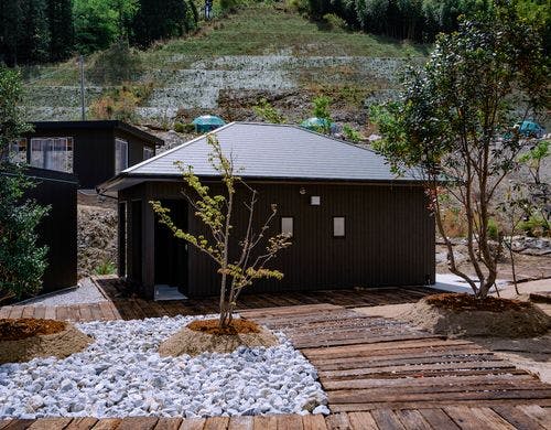 トイレ・シャワー棟は24時間使用可能です。