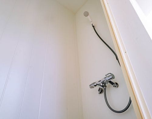 シャワールームは独立・個室式です。