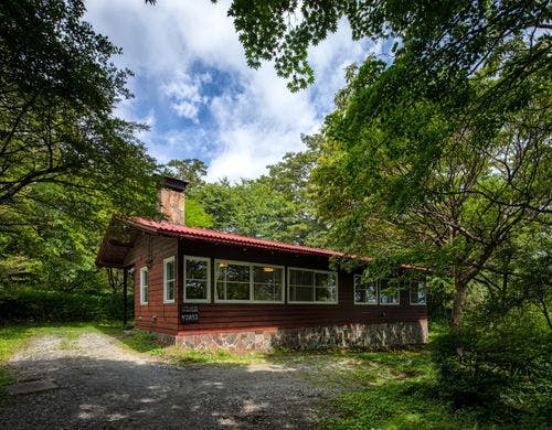 暖炉付コテージリビングの一例(ヤツハウス)