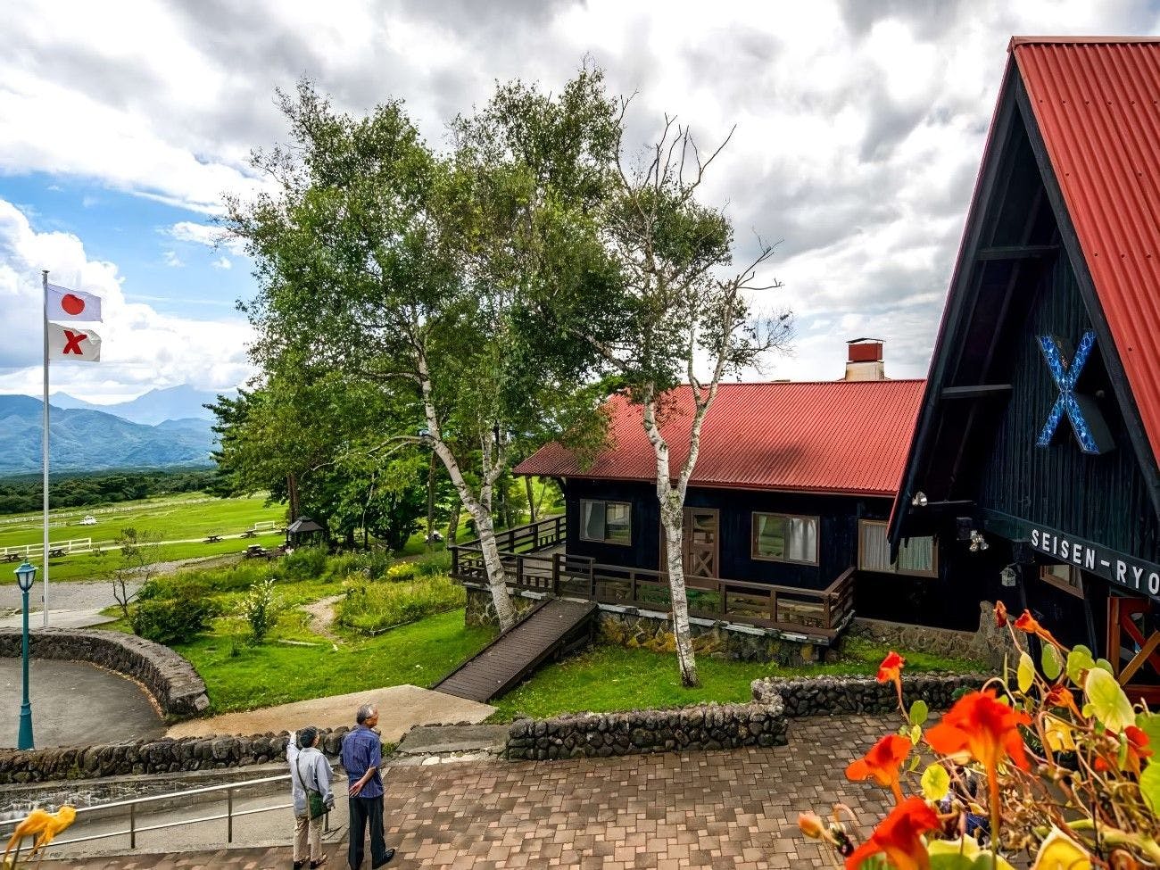 ลักษณะของทางเข้าด้านหน้าของอาคารหลัก