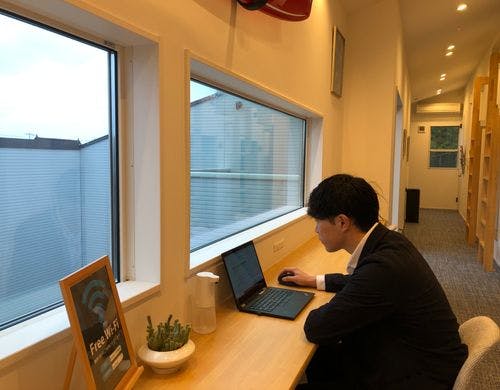 宿泊棟窓際のカウンター