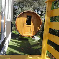 ซาวน่าแบบถังที่อยู่ติดกับที่พัก