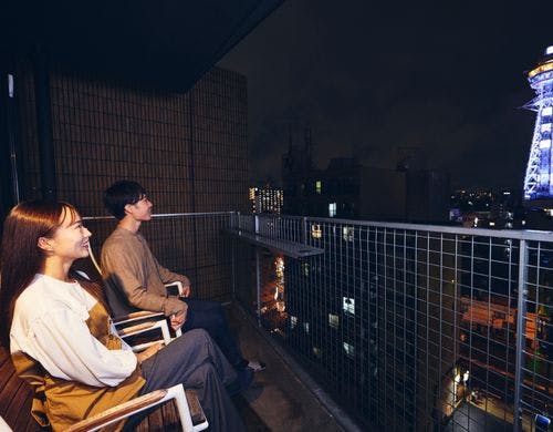 バルコニーから通天閣のライトアップが一望